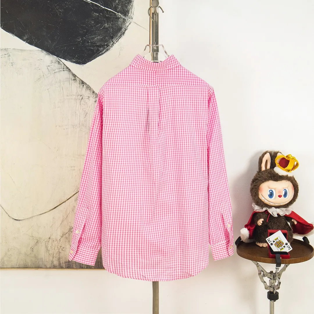 P280 zp version [exclusive supply] Ralph Lauren/Ralph Lauren 2025SS Evergreen Vintage style poplin casual color 0.5 grid long-sleeved casual shirt, 100% restoration of workmanship, embedded seam clean edge processing, upper back broken seam reorganization, better fit ✅ 100% cotton poplin cotton, smooth feel, pre-car wash treatment, yarn is tighter ✅ Custom dyed original pearlescent white buttons, size partition✅ There is a special shaped chiffon foil inside the collar door tube, which is not easy to deform and pull. ✅ RL refreshing plaid shirt is more naughty and colorful than the simpleness of the solid color shirt. It can be salty or sweet. Daily travel and travel. The production rate is very high. The style is customized. Color: Pink Blue Size: S M L XL Number: WW10966